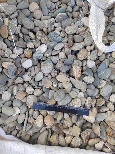 Kamenclub.ru: Галька речная окат (серая) фр.40-60 мм купить  в Ярославле галька речная серый бежевый рыжий коричневый округлый речной камень 5000 руб/т   фото КАМЕНЬ КЛУБ