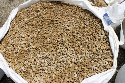 Kamenclub.ru: Щебень крошка желтый (песчаник) фр. 10-20 мм.  купить в Ярославле песчаник бежевый, серый, рыжий декоративный ландшафтный щебень колотый 9500 руб/т   фото КАМЕНЬ КЛУБ