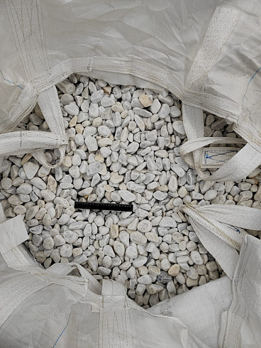 Kamenclub.ru: Мраморная крошка (щебень галтованный белый) фр.40-70 мм.  купить в Ярославле мрамор белый молочный айвори окатанный округлый природный камень 17000 руб/т   фото КАМЕНЬ КЛУБ