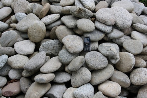 Kamenclub.ru: Галька речная плоская (серо-белая) фр. 70-120 мм. купить  в Ярославле галька галечник речной серый, белый окатанная плоская  природная галька 9000 руб/т   фото КАМЕНЬ КЛУБ