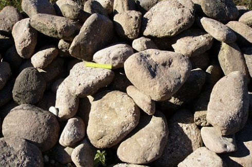 Kamenclub.ru: Конгломераты фр. 300-1000 мм.  купить в Ярославле кварц мрамор диабаз коричневый, серый зеленоватый речной валун крупный 6500 руб/т   фото КАМЕНЬ КЛУБ