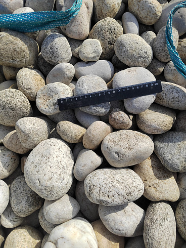 Kamenclub.ru: Галька речная окат (серо-белая) фр. 70-120 мм купить  в Ярославле галька галечник бело-серая, серо-белая, серая, белая речная природная галька  8000 руб/т   фото КАМЕНЬ КЛУБ