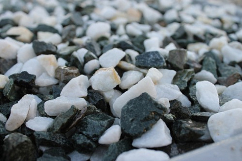 Kamenclub.ru: Мраморная крошка (щебень крошка микс: белый-зеленый) фр. 10-20 мм.  купить в Ярославле мрамор белый, зеленый каменная ландшафтная декоративная крошка щебня 9500 руб/т   фото КАМЕНЬ КЛУБ