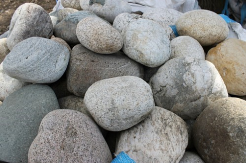 Kamenclub.ru: Речной валун (Ассорти) фр.100-300 мм.  купить в Ярославле галечник серый, темно-серый, светло-серый речная галька крупных размеров 4200 руб/т   фото КАМЕНЬ КЛУБ