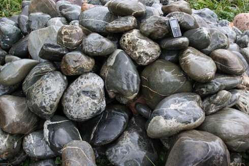 Kamenclub.ru: Валунчик Паутинник фр.100-300 мм  купить в Ярославле крупный природный камень галечник темно-серый с прожилками белый черный речной валунчик 5000 руб/т   фото КАМЕНЬ КЛУБ