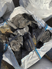 Kamenclub.ru: Черный мрамор скальник фр. 100-500 мм.  купить в Ярославле мрамор черный белый серый крупный колотый валун ландшафтный 8500 руб/т   фото КАМЕНЬ КЛУБ