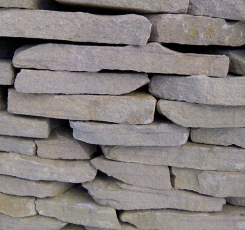 Kamenclub.ru: Песчаник пластушка светло-серый (2,0 см)  купить в Ярославле плитняк- ластушка светло-серый, серый рваный ландшафтный плитняк колотый 13800 руб/м3   фото КАМЕНЬ КЛУБ