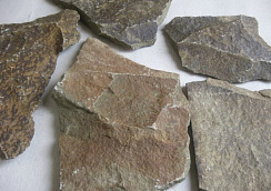 Kamenclub.ru: Песчаник пластушка "фонтанка" серо-зеленая (3,0-5,0 см)  купить в Ярославле песчаник серо-зеленая колотые плитки облицовочные пластушки 11400 руб/м3   фото КАМЕНЬ КЛУБ