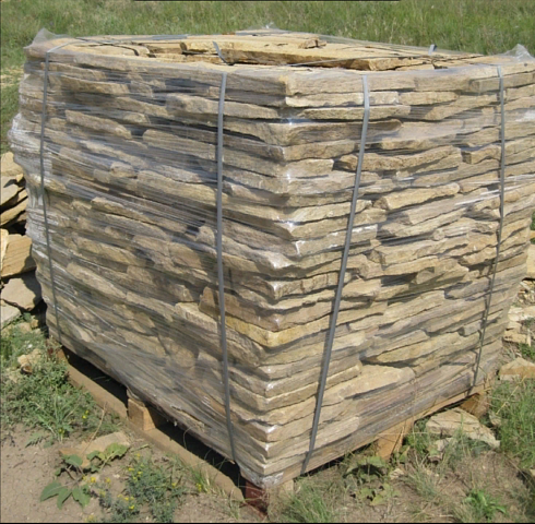 Kamenclub.ru: Песчаник пластушка желтый с рисунком (3 см)  купить в Ярославле песчаник желтый с рисунком, рыжий, желтый песчаник пластушка ландшафтная рваная 8 500 руб/м3   фото КАМЕНЬ КЛУБ