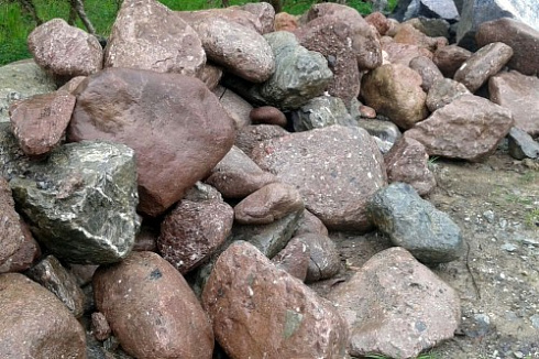 Kamenclub.ru: Конгломераты фр. 300-1000 мм.  купить в Ярославле кварц мрамор диабаз коричневый, серый зеленоватый речной валун крупный 6500 руб/т   фото КАМЕНЬ КЛУБ