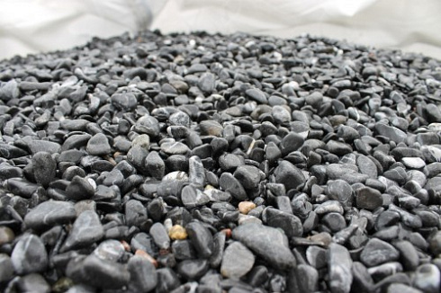 Kamenclub.ru: Щебень галтованный черный (мрамор) фр.10-20 мм.  купить в Ярославле мрамор черный с белыми прожилками, черный, белый окатанный округлый ландшафтный декоративный щебень 15000 руб/т   фото КАМЕНЬ КЛУБ
