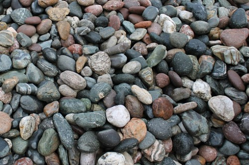 Kamenclub.ru: Галька окат (цветная картошка) фр. 50-100 мм. купить  в Ярославле галька природная окатанная серый белый цветной синий темно-серый коричневый округлый галечник окатанный 6800 руб/т   фото КАМЕНЬ КЛУБ