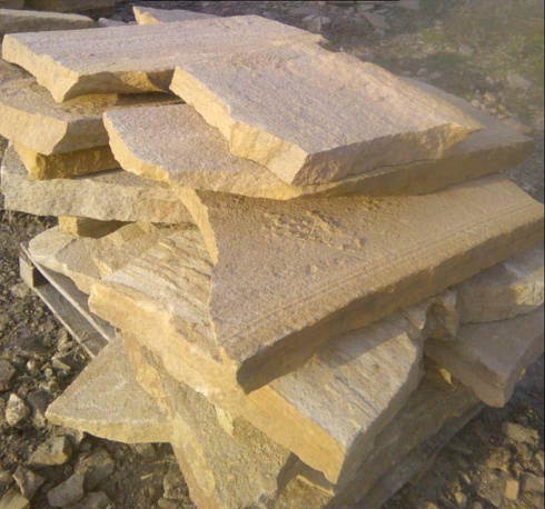 Kamenclub.ru: Форматный камень (плаха) пошаговая дорожка от 70-150 см (4 -12 см)  купить в Ярославле плитняк  форматный плаха желтый песчаник 9 000 руб/т   фото КАМЕНЬ КЛУБ