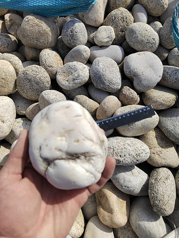 Kamenclub.ru: Галька речная окат (серо-белая) фр. 70-120 мм купить  в Ярославле галька галечник бело-серая, серо-белая, серая, белая речная природная галька  8000 руб/т   фото КАМЕНЬ КЛУБ