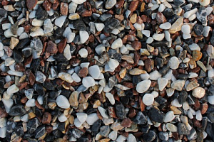 Kamenclub.ru: Мраморная крошка (щебень галтованный микс:белый-черный-розовый-медовый) фр.5-10 мм.  купить в Ярославле мрамор белый, медовый, черный, розовый мраморный галтованный щебень декоративный ландшафтный 15500 руб/т   фото КАМЕНЬ КЛУБ