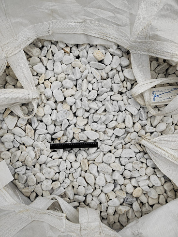 Kamenclub.ru: Мраморная крошка (щебень галтованный белый) фр.40-70 мм.  купить в Ярославле мрамор белый молочный айвори окатанный округлый природный камень 17000 руб/т   фото КАМЕНЬ КЛУБ
