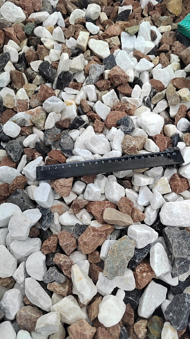 Kamenclub.ru: Мраморная крошка (щебень крошка микс : белый-черный-розовый) фр. 20-40 мм.  купить в Ярославле мрамор белый, черный, розовый декоративная ландшафтная крошка 12000 руб/т   фото КАМЕНЬ КЛУБ