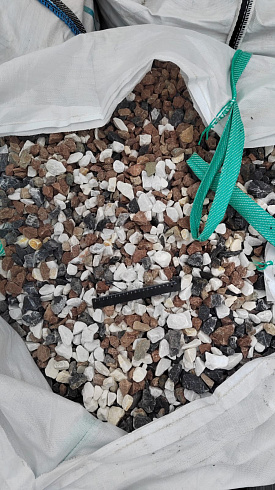 Kamenclub.ru: Мраморная крошка (щебень крошка микс : белый-черный-розовый) фр. 20-40 мм.  купить в Ярославле мрамор белый, черный, розовый декоративная ландшафтная крошка 12000 руб/т   фото КАМЕНЬ КЛУБ