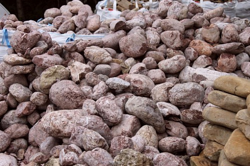 Kamenclub.ru: Розовый валунчик фр.100-300 мм.  купить в Ярославле крупный природный камень розовый, серый молочный красный речной галечник природный 7850 руб/т   фото КАМЕНЬ КЛУБ