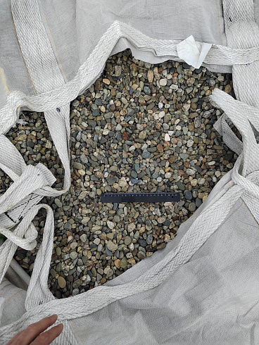 Kamenclub.ru: Галька речная окат (серая) фр.10-20 мм купить  в Ярославле галька речная серая, серый, темно-серый, светло-серый, коричневый ландшафтная декоративная речная окатанная округлая галька 5000 руб/т   фото КАМЕНЬ КЛУБ