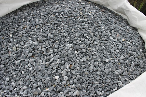 Kamenclub.ru: Щебень галтованный черный (мрамор) фр.10-20 мм.  купить в Ярославле мрамор черный с белыми прожилками, черный, белый окатанный округлый ландшафтный декоративный щебень 15000 руб/т   фото КАМЕНЬ КЛУБ
