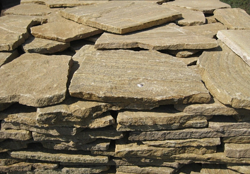 Kamenclub.ru: Песчаник пластушка желтый с рисунком (3 см)  купить в Ярославле песчаник желтый с рисунком, рыжий, желтый песчаник пластушка ландшафтная рваная 8 500 руб/м3   фото КАМЕНЬ КЛУБ