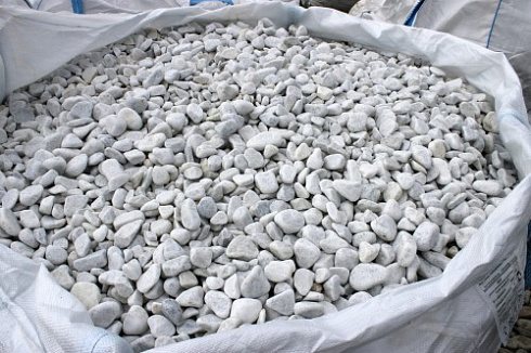 Kamenclub.ru: Мраморная крошка (щебень галтованный белый), фр.20-40 мм.  купить в Ярославле мрамор белый бежевый молочный мраморный щебень декоративный 17000 руб/т   фото КАМЕНЬ КЛУБ