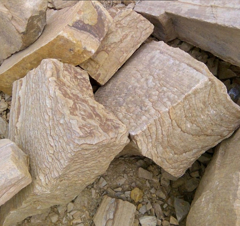 Kamenclub.ru: Песчаник пластушка желтый с рисунком (7-15 см)  купить в Ярославле плитняк - пластушка - бут желтый песчаник 10200 руб/м3   фото КАМЕНЬ КЛУБ