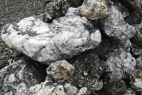 Kamenclub.ru: Черный гранит - кварцит фр. 100-500 мм.  купить в Ярославле мрамор гранит черный с белыми прожилками, серый, белый валун скальный колотый 7000 руб/т   фото КАМЕНЬ КЛУБ