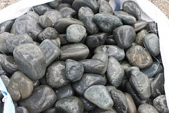 Kamenclub.ru: Темно-серый валунчик фр.100-300 мм.  купить в Ярославле крупный природный камень серый, темно-серый, светло-серый речная галька большого размера окатанная 4500 руб/т   фото КАМЕНЬ КЛУБ
