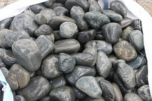 Kamenclub.ru: Темно-серый валунчик фр.100-300 мм.  купить в Ярославле крупный природный камень серый, темно-серый, светло-серый речная галька большого размера окатанная 4500 руб/т   фото КАМЕНЬ КЛУБ