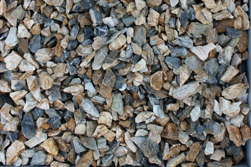 Kamenclub.ru: Мраморная крошка (щебень крошка медовый), фр. 10-20 мм.  купить в Ярославле песчаник бежевый, серый каменная ландшафтная крошка  12000 руб/т   фото КАМЕНЬ КЛУБ