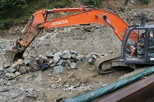 Kamenclub.ru: Гранит скальник (серо-зеленый) фр. 100-500 мм.  купить в Ярославле гранит зеленый, серый, салатовый крупный ландшафтный валун 6 000 руб/т   фото КАМЕНЬ КЛУБ