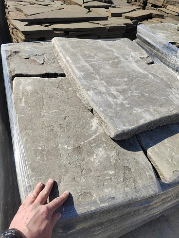 Kamenclub.ru: Песчаник пластушка галтованная светло-серая (3,0 см)  купить в Ярославле песчаник светло-серый, серый ландшафтный камень рваный колотый 21000 руб/м3   фото КАМЕНЬ КЛУБ