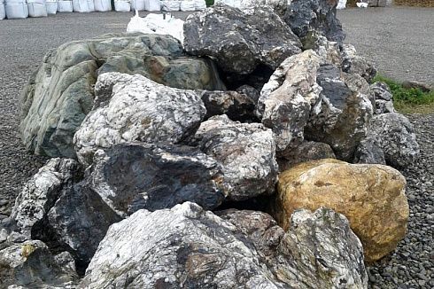 Kamenclub.ru: Черный гранит - кварцит фр. 500-1000 мм.  купить в Ярославле гранит кварцит черный серый белый скальный колотый валун 9750 руб/т   фото КАМЕНЬ КЛУБ