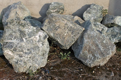 Kamenclub.ru: Змеевик скальник фр. 500-1500 мм.  купить в Ярославле змеевик зеленый серый черный глыба скальная колотая 7500 руб/т   фото КАМЕНЬ КЛУБ