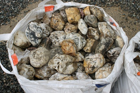 Kamenclub.ru: Кварцевый валунчик фр.100-300 мм.  купить в Ярославле кварц белый, бежевый молочный рыжий крупный природный камень галечник 7850 руб/т   фото КАМЕНЬ КЛУБ