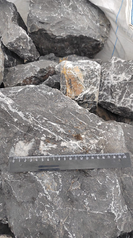 Kamenclub.ru: Черный мрамор скальник фр. 100-500 мм.  купить в Ярославле мрамор черный белый серый крупный колотый валун ландшафтный 8500 руб/т   фото КАМЕНЬ КЛУБ