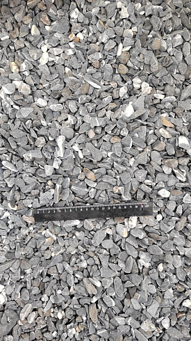 Kamenclub.ru: Щебень галтованный черный (мрамор) фр.10-20 мм.  купить в Ярославле мрамор черный с белыми прожилками, черный, белый окатанный округлый ландшафтный декоративный щебень 15000 руб/т   фото КАМЕНЬ КЛУБ