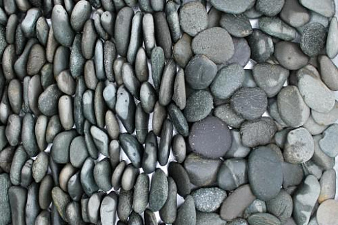 Kamenclub.ru: Галька речная плоская (темно-серая) фр. 70-150 мм. купить  в Ярославле галечник природный темно-серый серый синий речная плоская природная окатанная  9000 руб/т   фото КАМЕНЬ КЛУБ