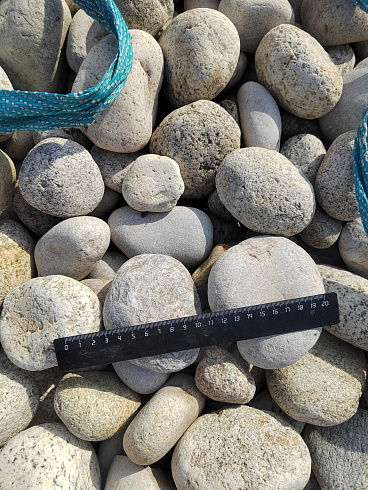 Kamenclub.ru: Галька речная окат (серо-белая) фр. 70-120 мм купить  в Ярославле галька галечник бело-серая, серо-белая, серая, белая речная природная галька  8000 руб/т   фото КАМЕНЬ КЛУБ