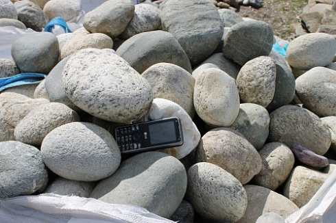 Kamenclub.ru: Речной валун (Ассорти) фр.100-300 мм.  купить в Ярославле галечник серый, темно-серый, светло-серый речная галька крупных размеров 4200 руб/т   фото КАМЕНЬ КЛУБ