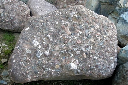 Kamenclub.ru: Конгломераты фр. 300-1000 мм.  купить в Ярославле кварц мрамор диабаз коричневый, серый зеленоватый речной валун крупный 6500 руб/т   фото КАМЕНЬ КЛУБ