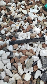 Kamenclub.ru: Мраморная крошка (щебень крошка микс : белый-черный-розовый) фр. 20-40 мм.  купить в Ярославле мрамор белый, черный, розовый декоративная ландшафтная крошка 12000 руб/т   фото КАМЕНЬ КЛУБ