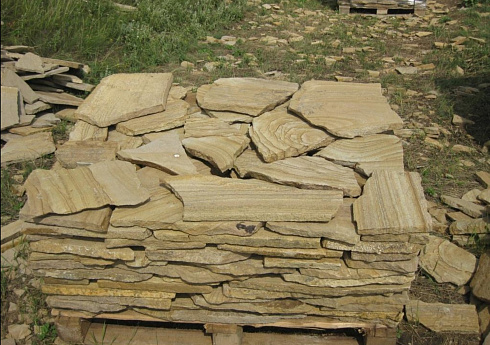 Kamenclub.ru: Песчаник пластушка желтый с разводом под дерево (2 см)  купить в Ярославле плитняк желтый с разводами, желтый, рыжий, серый песчаник пластушка рваная ландшафтная 11 000 руб/м3   фото КАМЕНЬ КЛУБ