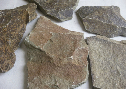 Kamenclub.ru: Песчаник пластушка "фонтанка" серо-зеленая (3,0-5,0 см)  купить в Ярославле песчаник серо-зеленая колотые плитки облицовочные пластушки 11400 руб/м3   фото КАМЕНЬ КЛУБ