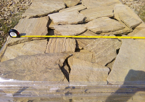 Kamenclub.ru: Песчаник пластушка желтый с разводом под дерево (2 см)  купить в Ярославле плитняк желтый с разводами, желтый, рыжий, серый песчаник пластушка рваная ландшафтная 11 000 руб/м3   фото КАМЕНЬ КЛУБ