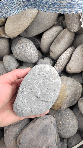 Kamenclub.ru: Галька речная окат (темно-серая) фр. 70-150 мм. купить  в Ярославле галька речная темно-серая, синяя, серая речная галька округлая  8000 руб/т   фото КАМЕНЬ КЛУБ