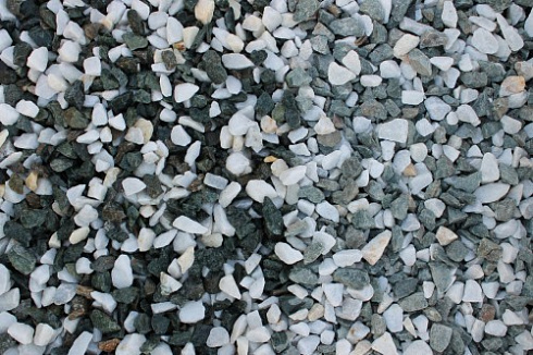 Kamenclub.ru: Мраморная крошка (щебень крошка микс: белый-зеленый) фр. 10-20 мм.  купить в Ярославле мрамор белый, зеленый каменная ландшафтная декоративная крошка щебня 9500 руб/т   фото КАМЕНЬ КЛУБ