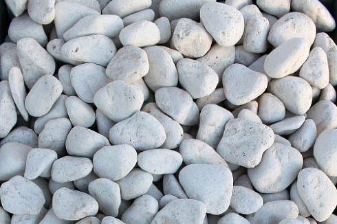 Kamenclub.ru: Щебень галтованный белый (мрамор) фр.5-10 мм.  купить в Ярославле мрамор белый, айвори, молочный каменная мраморная декоративная ландшафтная крошка 17000 руб/т   фото КАМЕНЬ КЛУБ